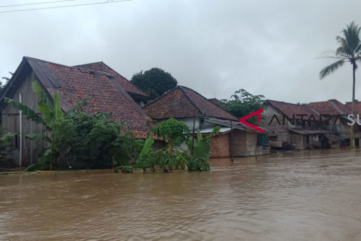 Babinsa Musirawas bersama masyarakat siaga banjir