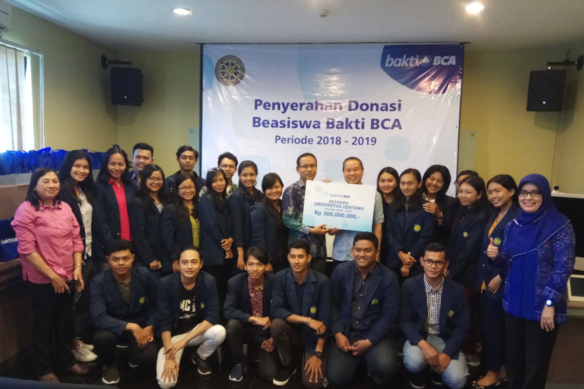 Unud terima dana beasiswa BCA Rp300 juta