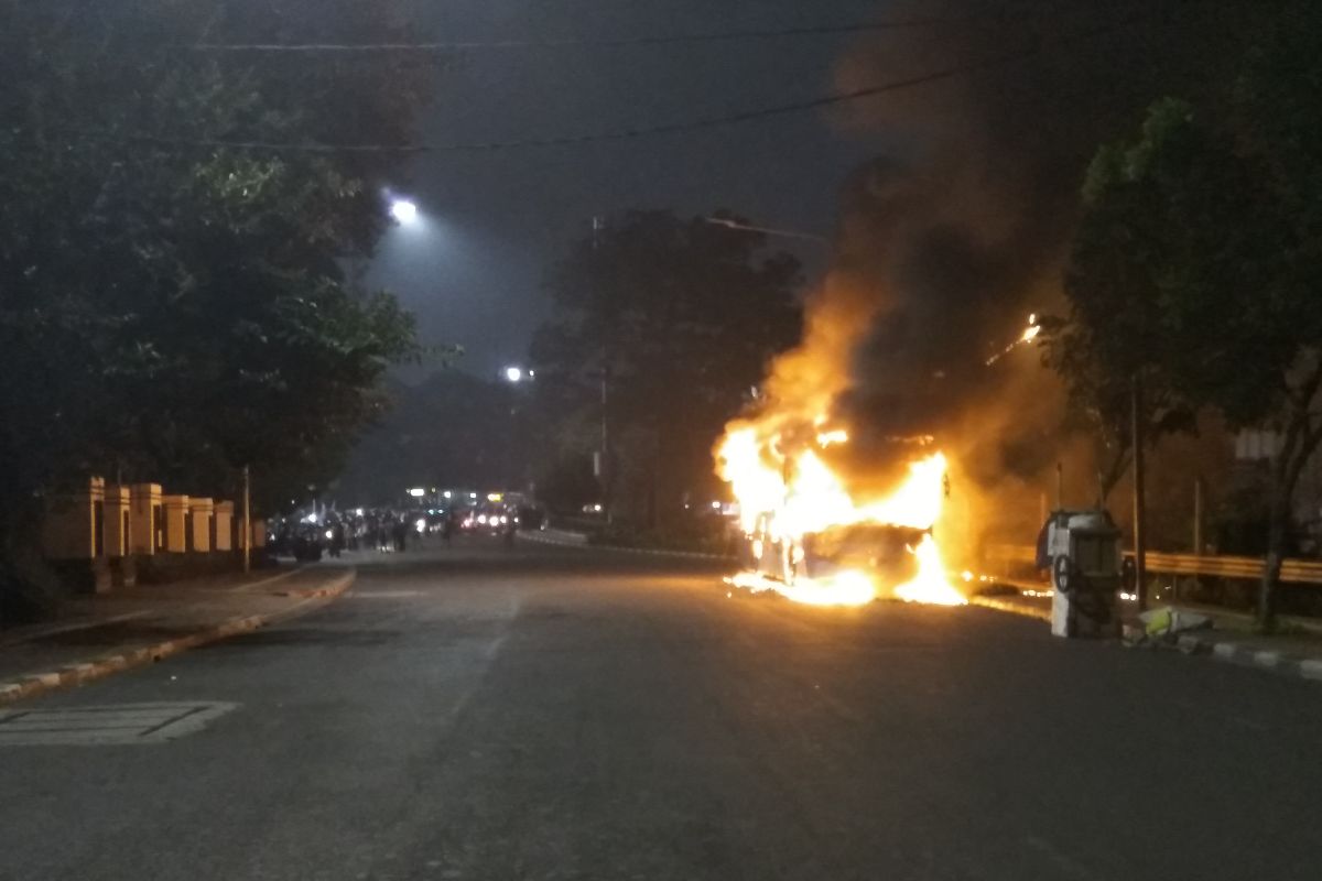 Satu unit bus Transjakarta terbakar di Jalan Pos Raya