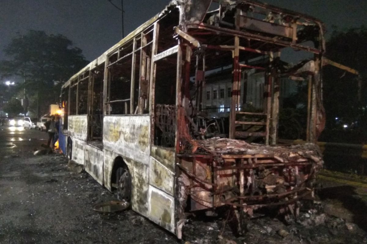 Bus Transjakarta terbakar diduga korsleting listrik