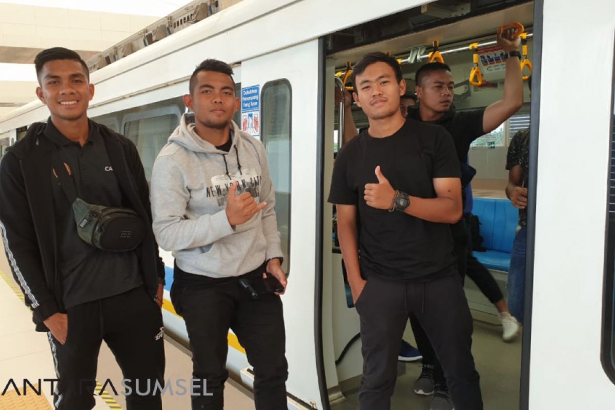 Pemain Sriwijaya FC naik LRT, bantu sosialisasi