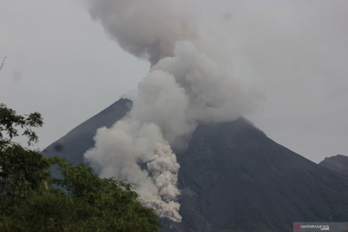 Gunung Merapi mengalami empat kali gempa guguran