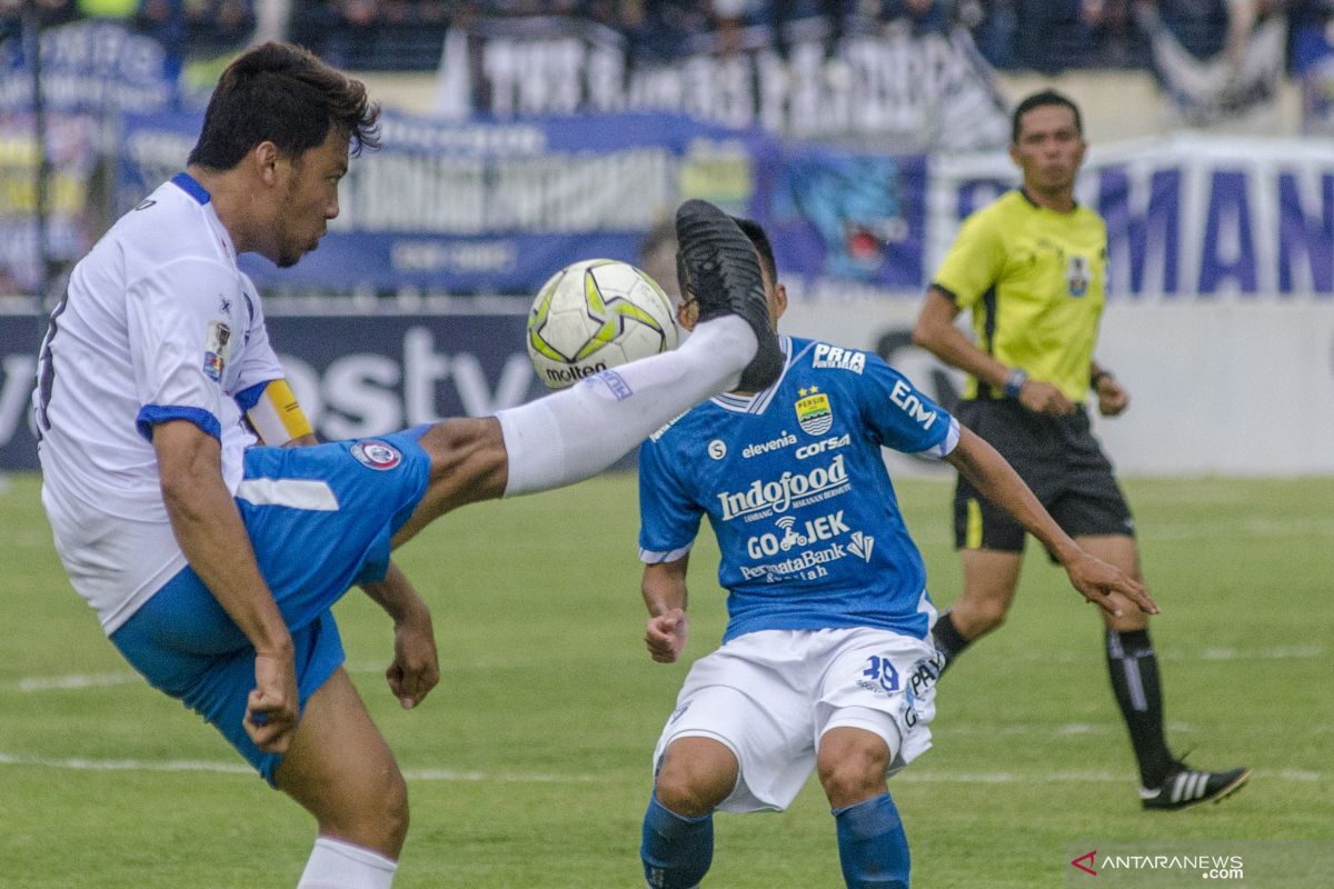 Persib melawan Arema berakhir imbang 1-1