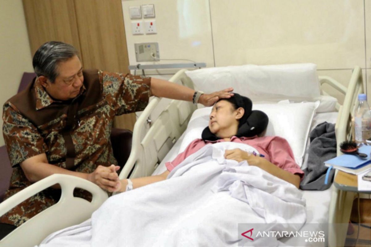 Ani Yudhoyono diperbolehkan keluar ruangan perawatan meski sejenak