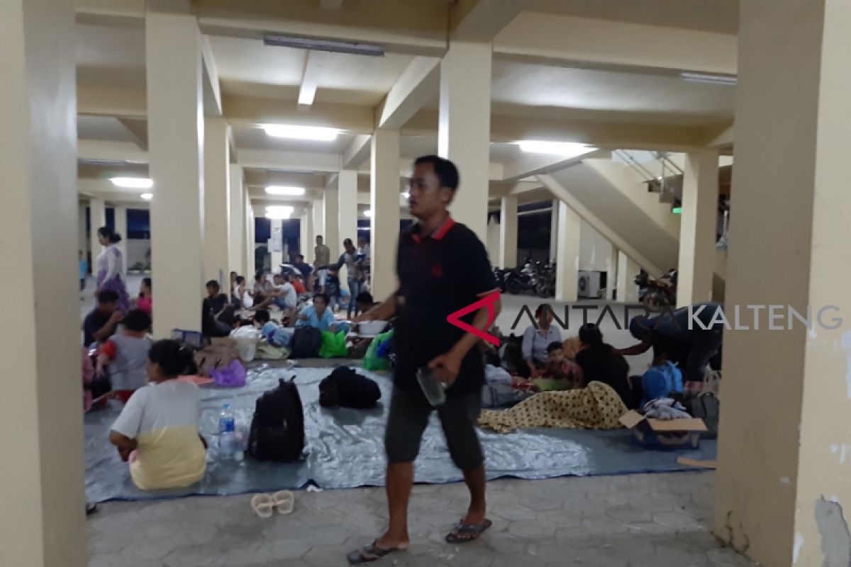 Ratusan karyawan PT BAK kembali tidur di gedung dewan