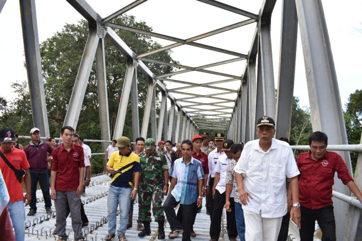 Jarot targetkan Jembatan Tempunak tuntas tahun ini