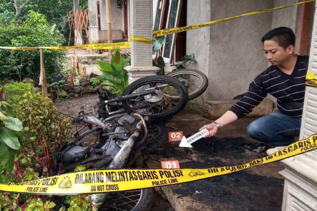 Dua sepeda motor dibakar orang tak dikenal di Temanggung