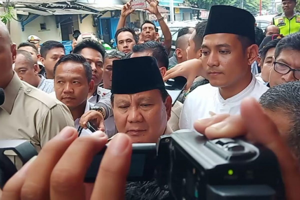 Prabowo Sempatkan Jenguk Ahmad Dhani di Rutan Medaeng