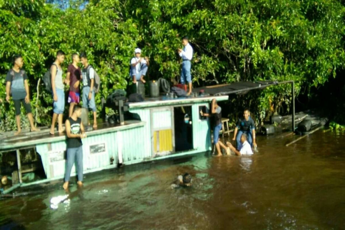 Kelotok bermuatan puluhan pelajar karam di Sungai Mentaya