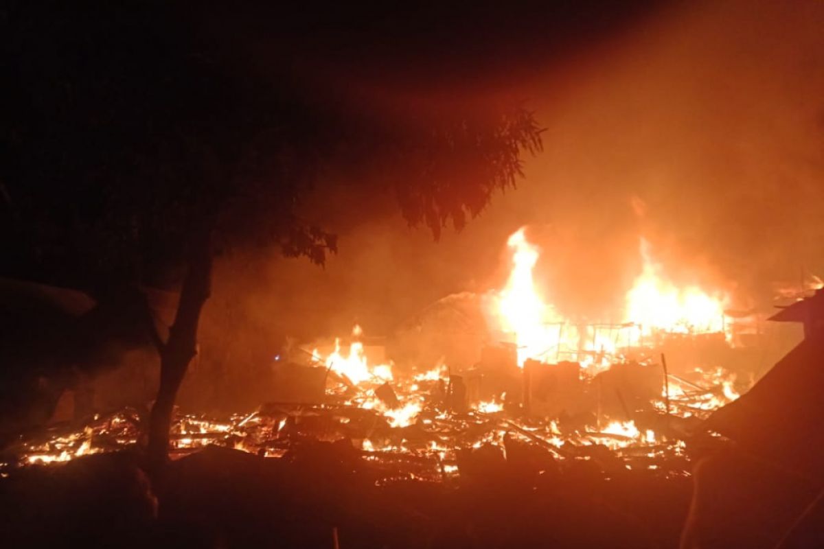 Puluhan rumah panggung terbakar di Kabupaten Bima
