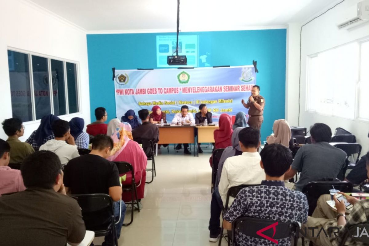 Seminar PWI Kota Jambi bahas bahaya medsos di kalangan milenial