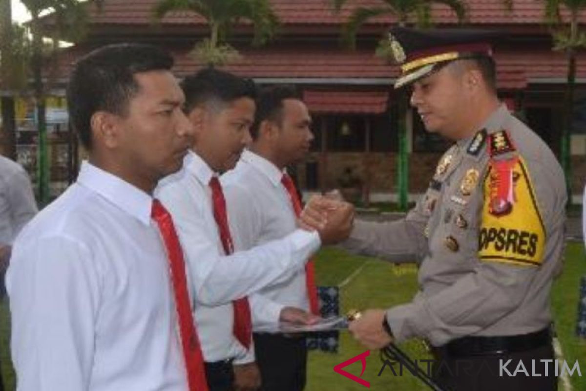 Tujuh Anggota Polres Paser Dapat Penghargaan