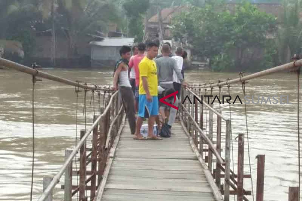 Jembatan ambruk diterjang derasnya air Sungai Musi