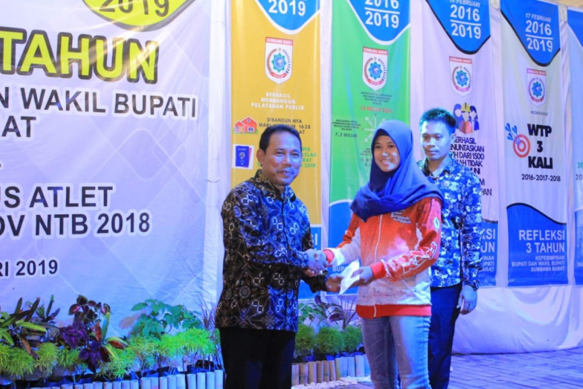 Atlet Kabupaten Sumbawa Barat dapat hadiah
