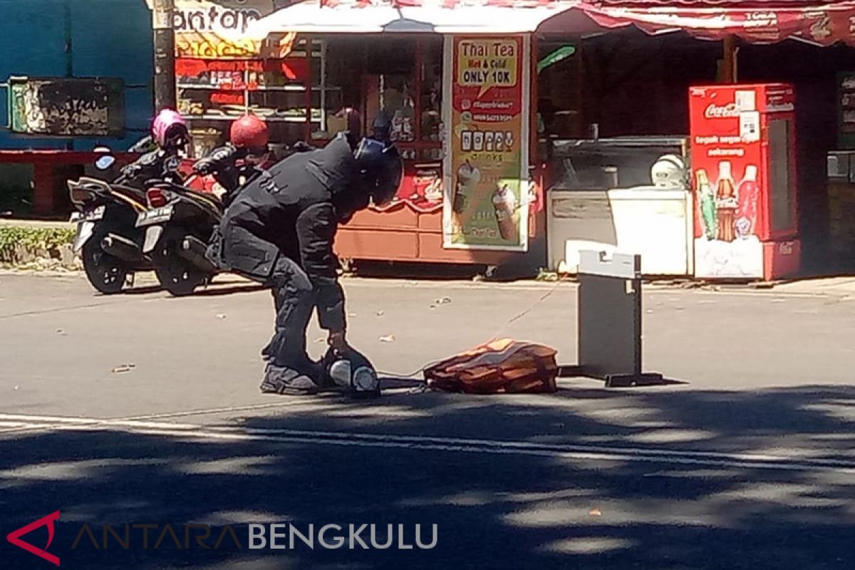 Polisi tangkap pelempar tas diduga berisi bom di depan Mapolres kota