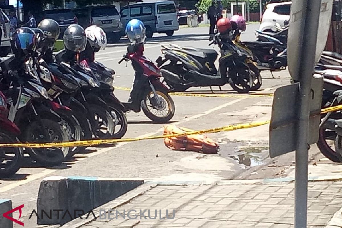 Pelempar tas di depan Mapolres Kota diduga gangguan jiwa