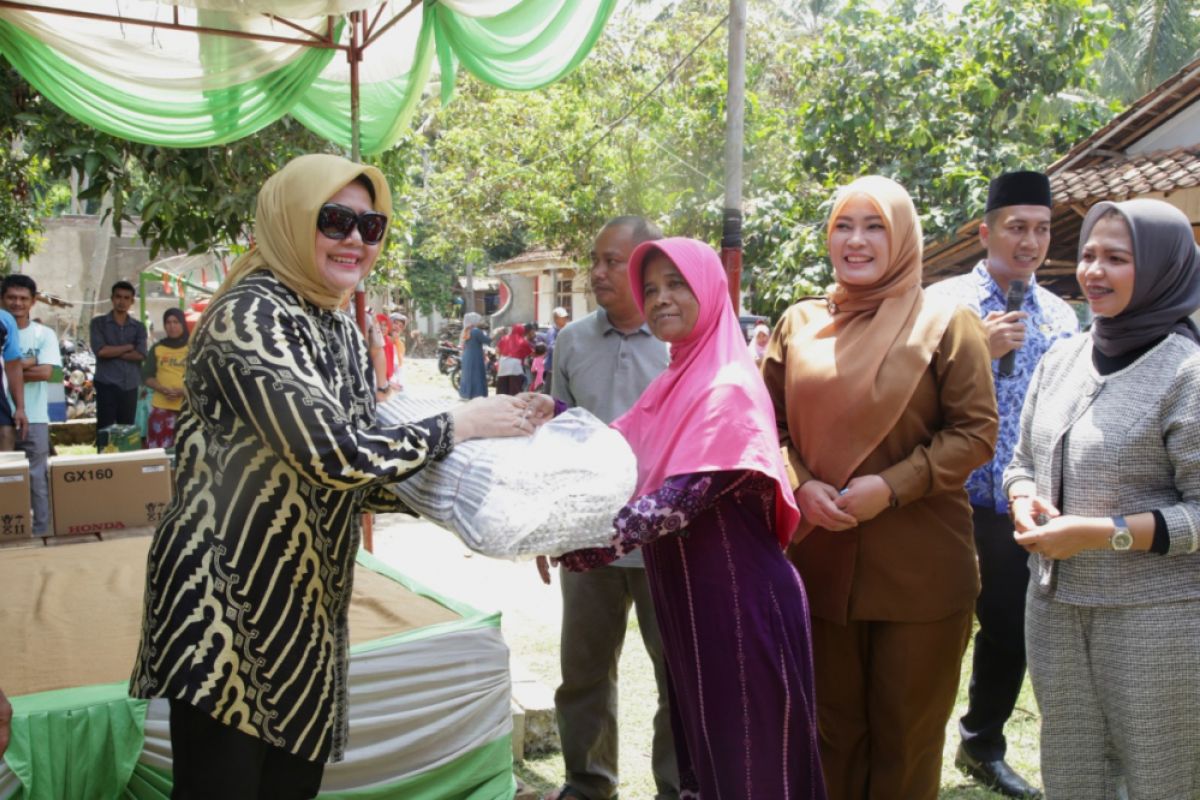 Isteri Mantan Kapolri Bantu Korban Tsunami Pandeglang