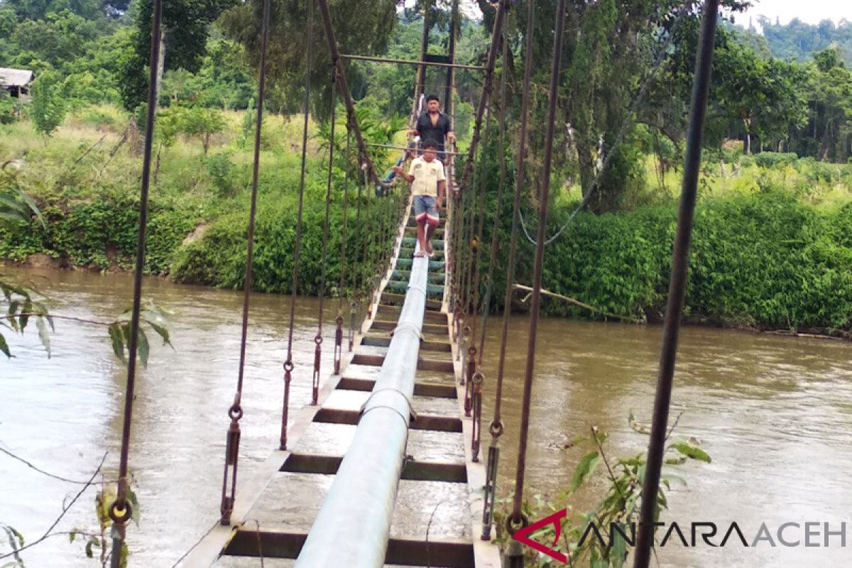 Jembatan belum siap masyarakat Ranto Panyang gunakan pipa air nyeberang sungai