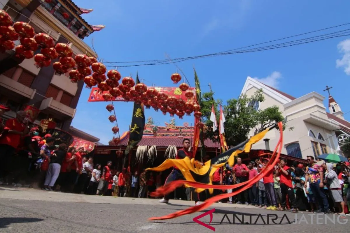 Bir qizning ichiga olomon kirib keladi Bir qizning ichiga olomon kirib keladi