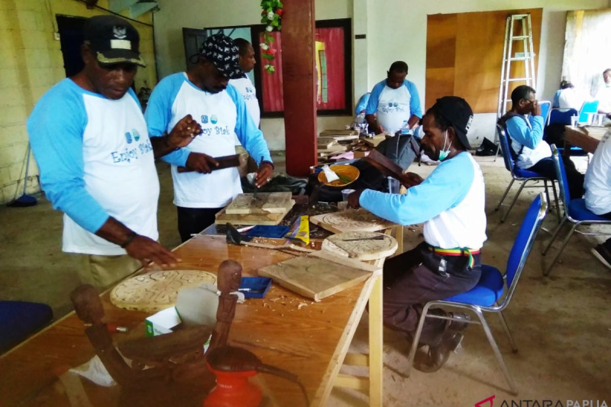 Pemkab Biak Numfor latih pengrajin produksi cinderamata PON Papua