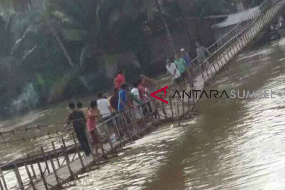 Warga perbaiki jembatan nyaris putus di Musi Rawas Utara