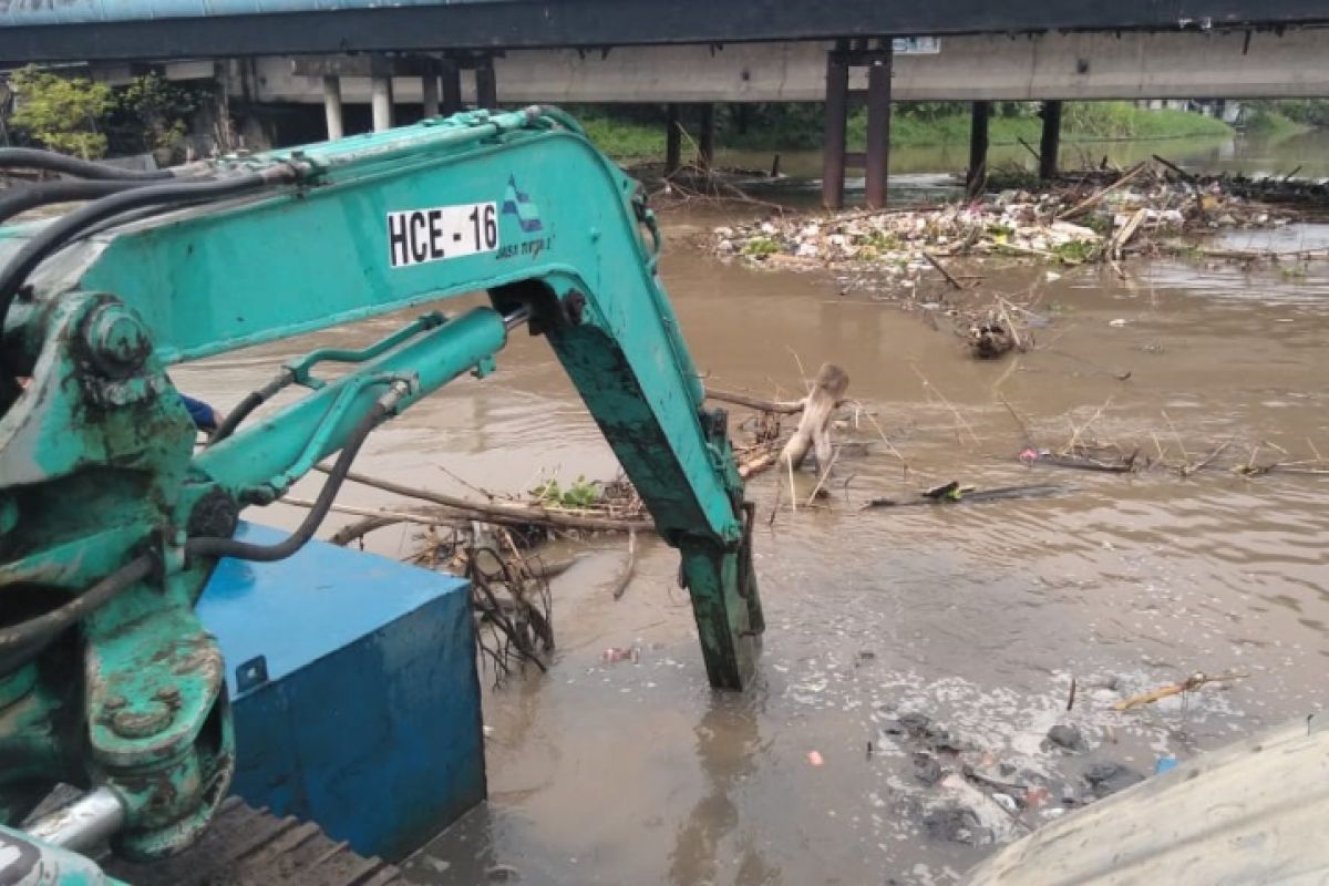 Bersihkan Sampah Kali Surabaya, PJT I Operasionalkan Ekskavator