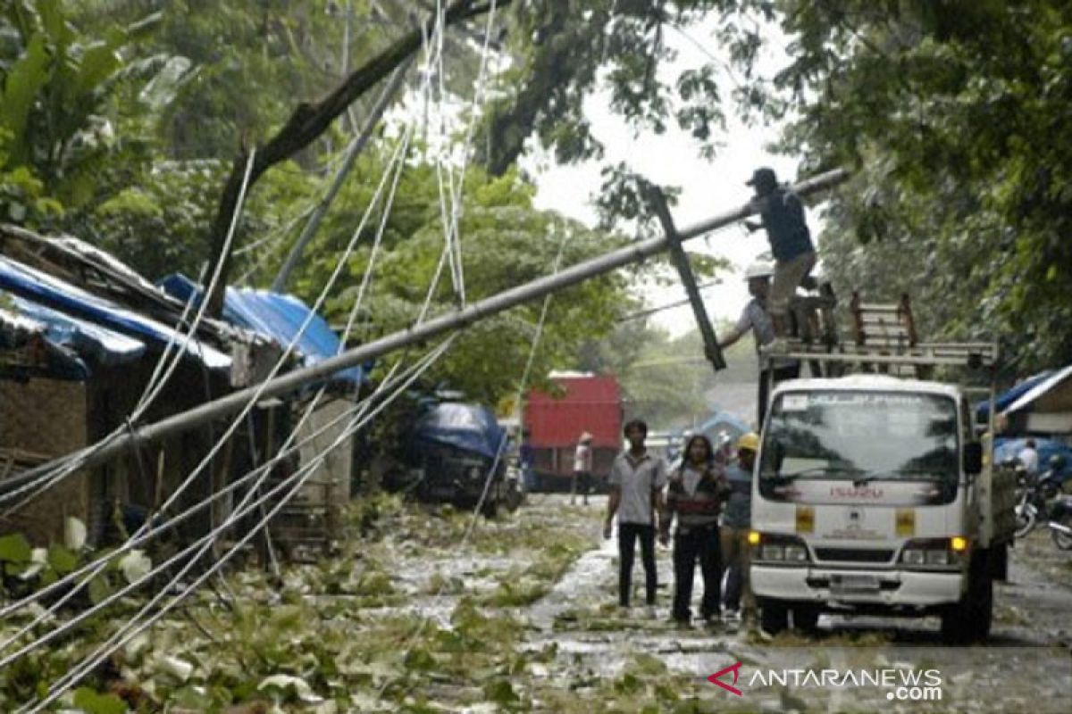 Kota Binjai diterjang angin puting beliung