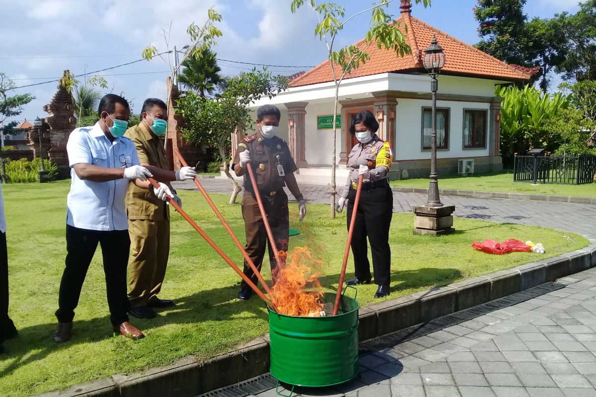 Kejari Badung musnahkan 2,5 kg narkoba-senjata tajam