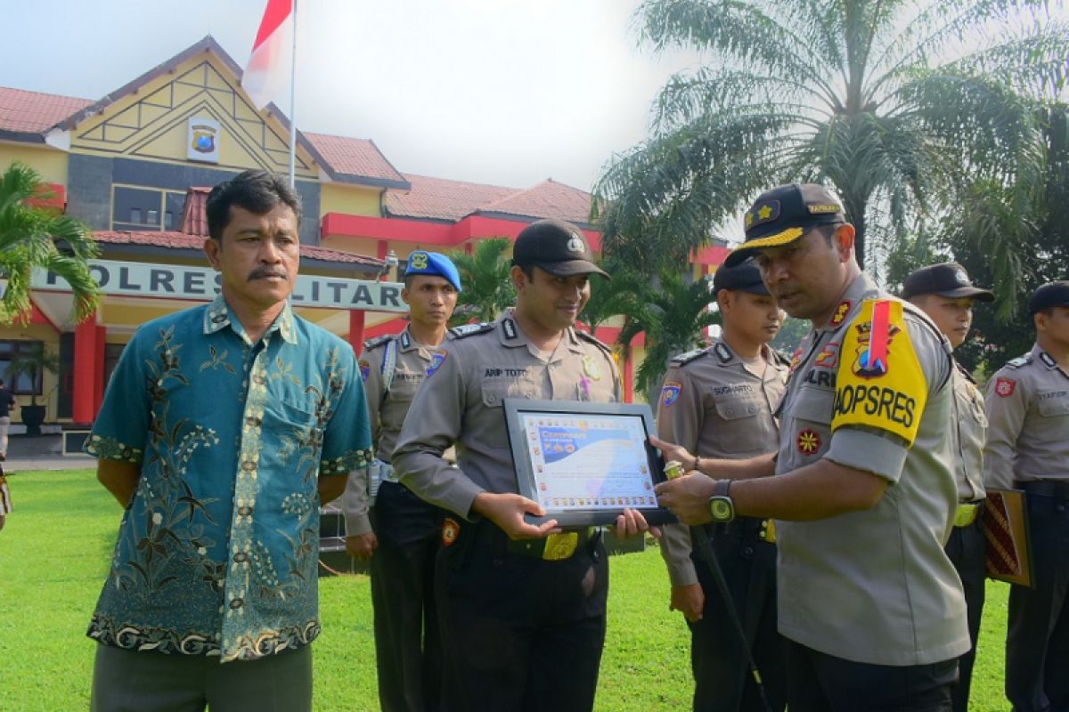 Polres Blitar Beri Penghargaan Masyarakat Bantu Gagalkan Tindak Kriminal