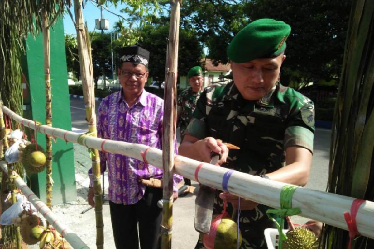 Dandim baru disambut acara adat potong hompong