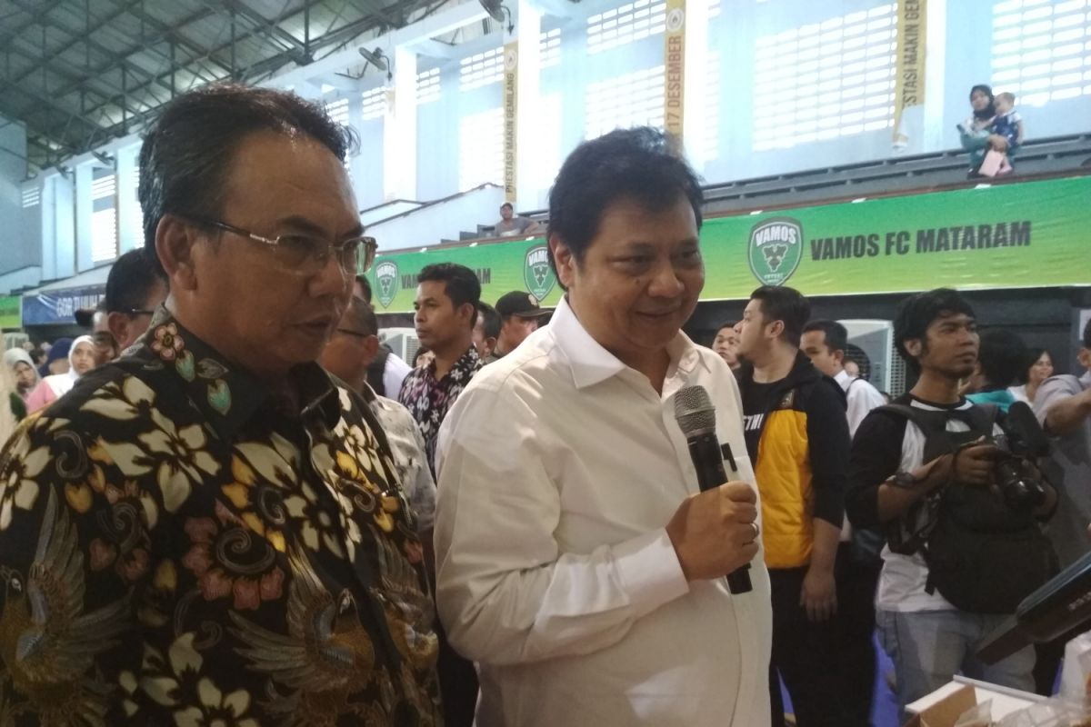 Menteri Perindustrian serahkan bansos untuk seribu PKH NTB