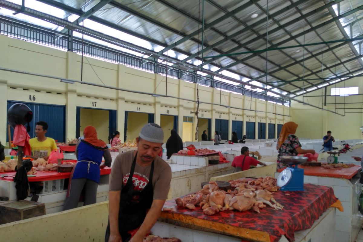 Pedagang daging ayam mulai tempati pasar rakyat