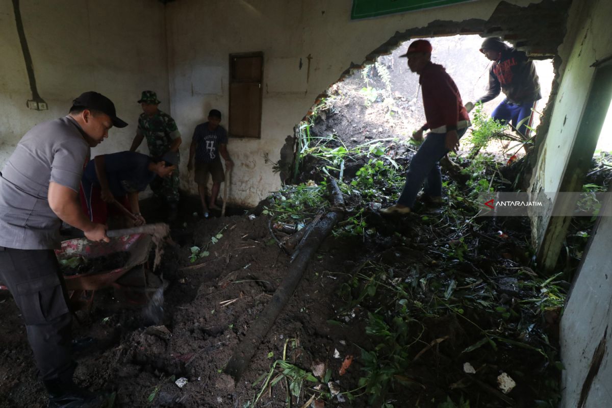 Tanah Longsor Di Kediri