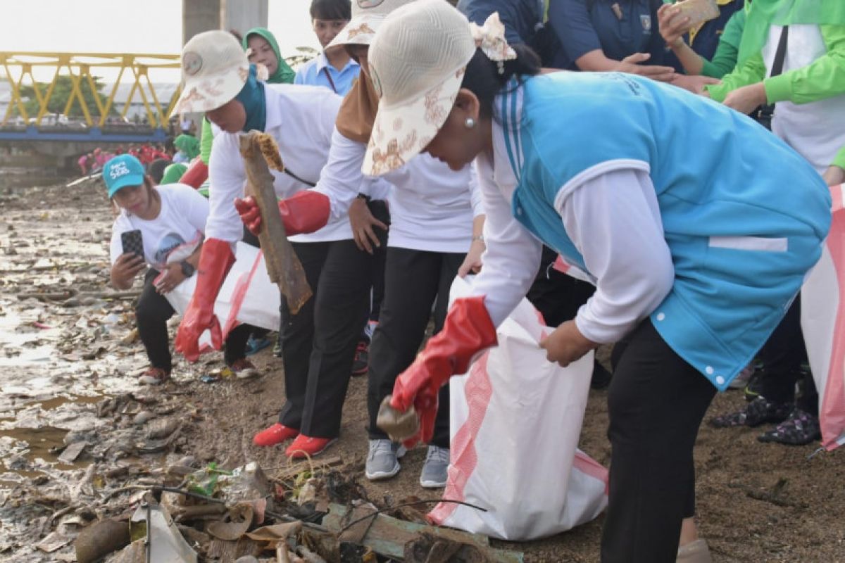 Oase Kabinet tanam mangrove di Kabupaten Pohuwato