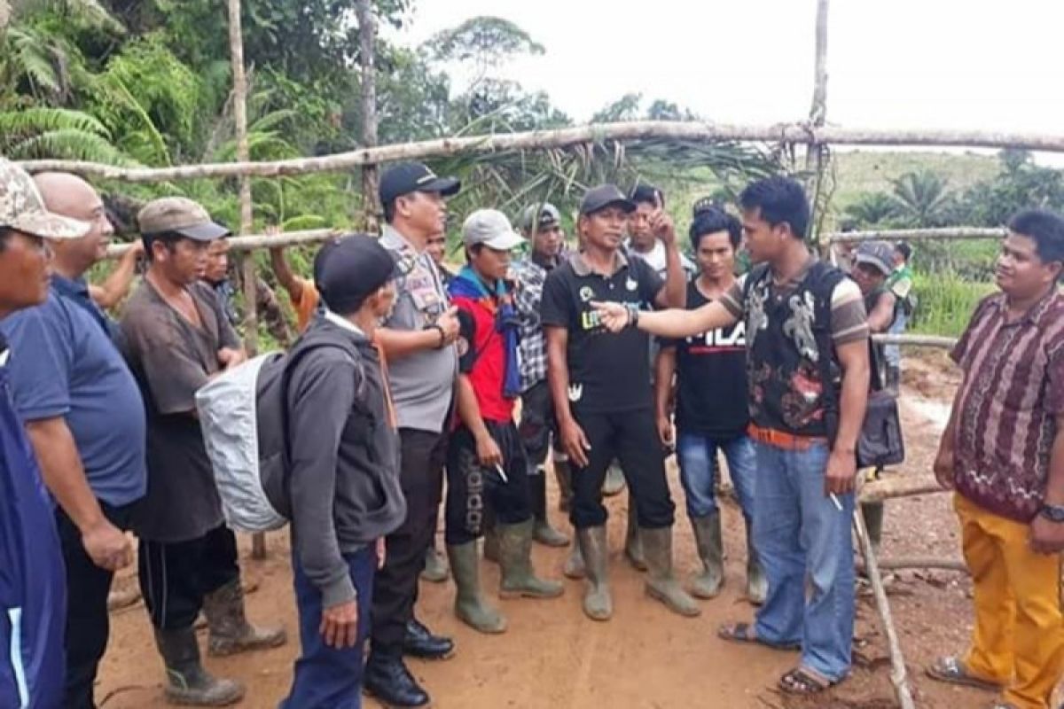 Karyawan PT Kencana Group tagih gaji dengan aksi blokir jalan