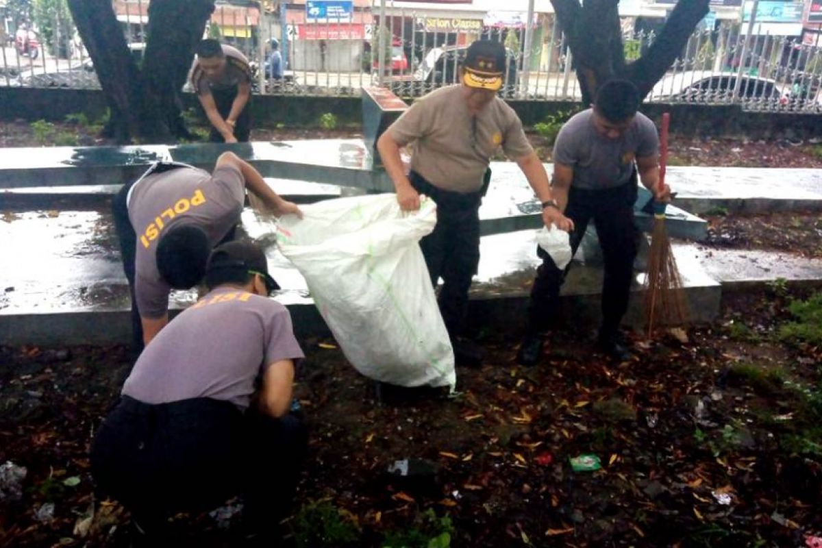 Hari Peduli Sampah Nasional, Kapolda Jambi pimpin bersihkan  kawasan Tugu Juang (video)