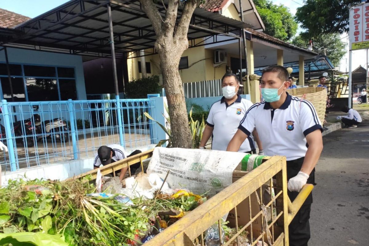 Peringati Hari Peduli Sampah Nasional, Jajaran Polres Lumajang Punguti Sampah Plastik