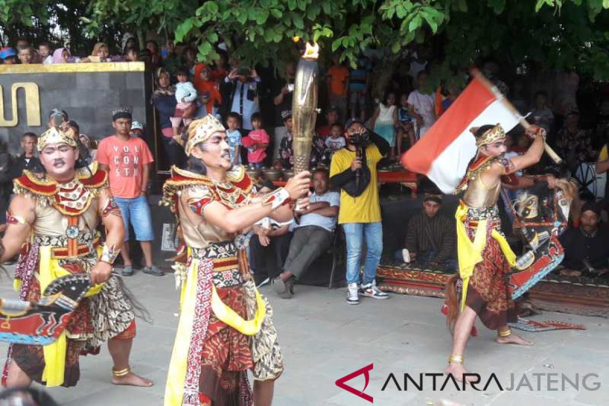 Obor Api Cinta Jokowi-Ma'ruf singgah di lereng Sumbing
