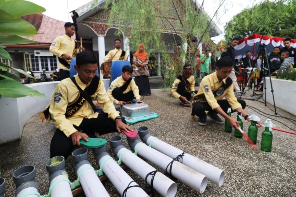 Pelajar Padang Panjang mainkan parade perkusi barang bekas