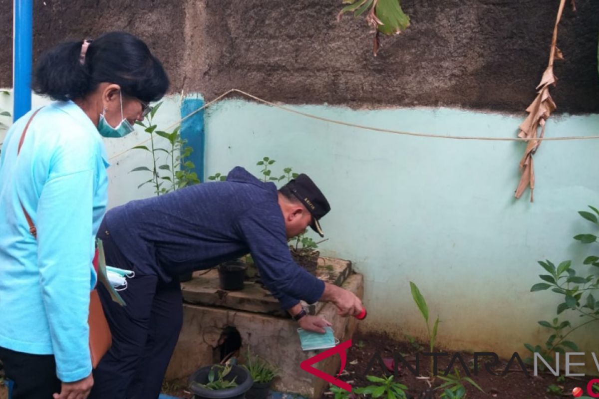 Jumantik Lenteng Agung berantas sarang nyamuk DBD