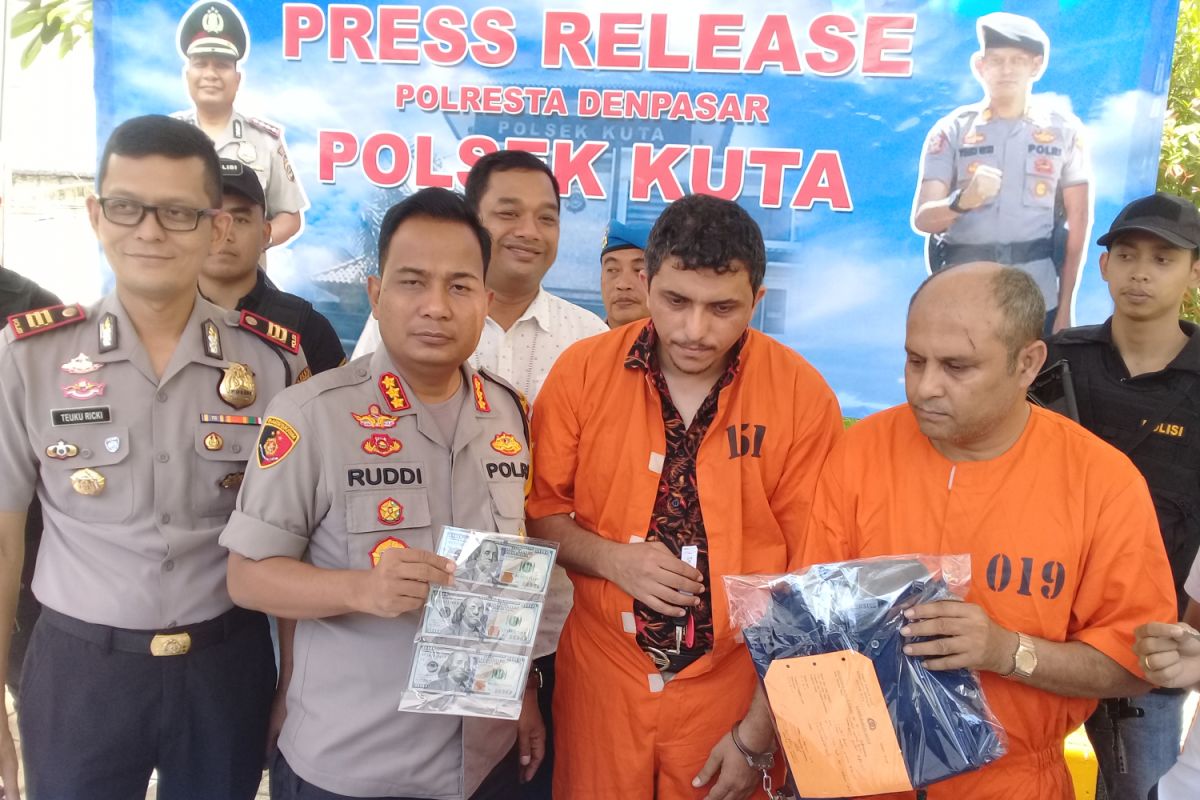 Dua warga Iran curi uang menyamar jadi polisi ditangkap