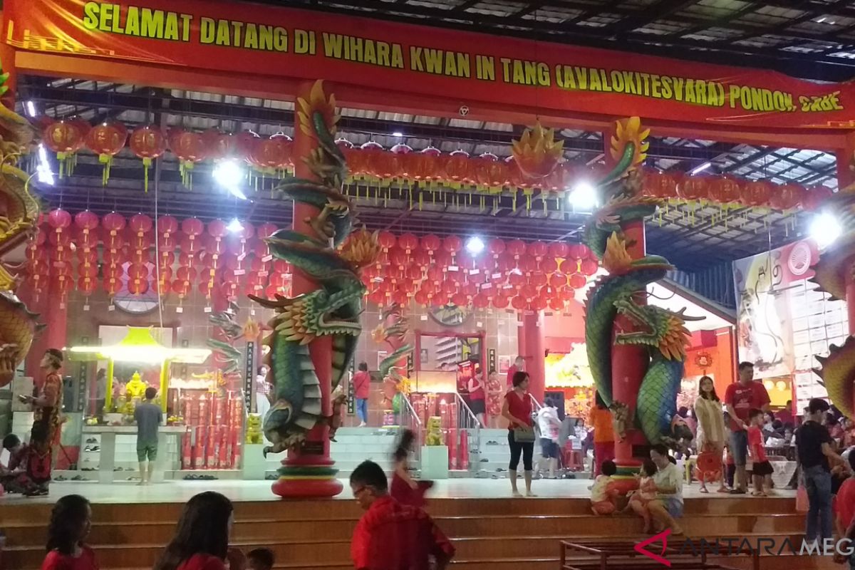 Masyarakat Tionghoa rayakan Imlek di Vihara Kwan In Tang