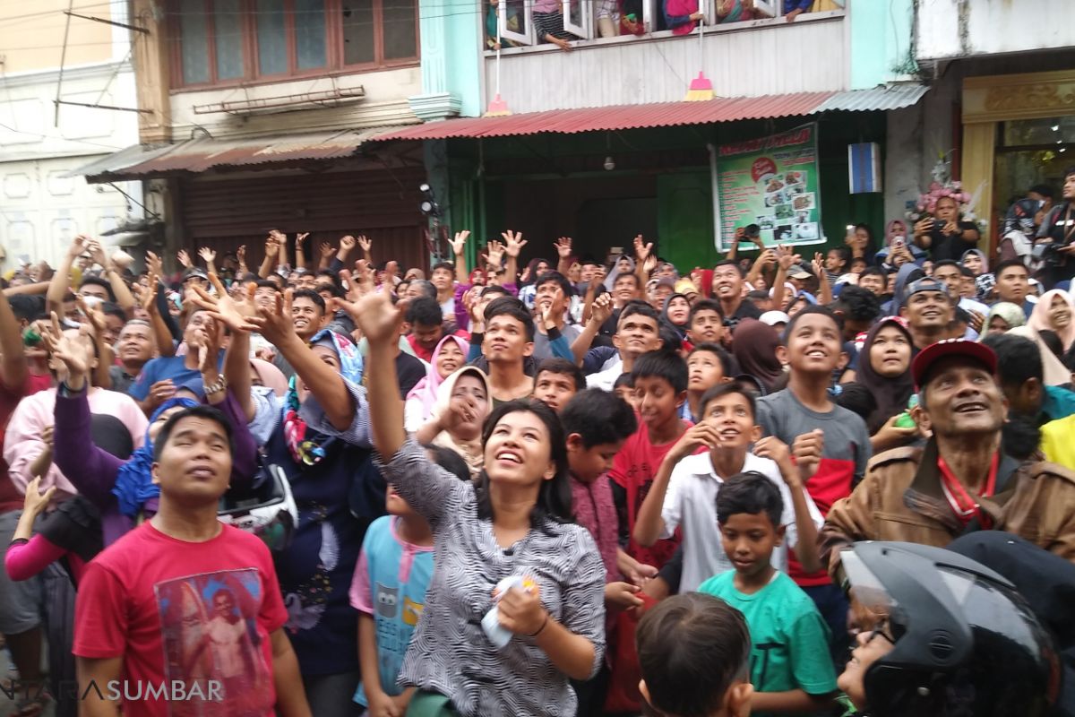 Delapan ton gula diperebutkan masyarakat pada acara Serak Gulo di Padang