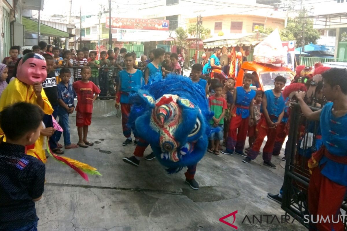 Barongsai jadi hiburan masyarakat Pematangsiantar saat Imlek