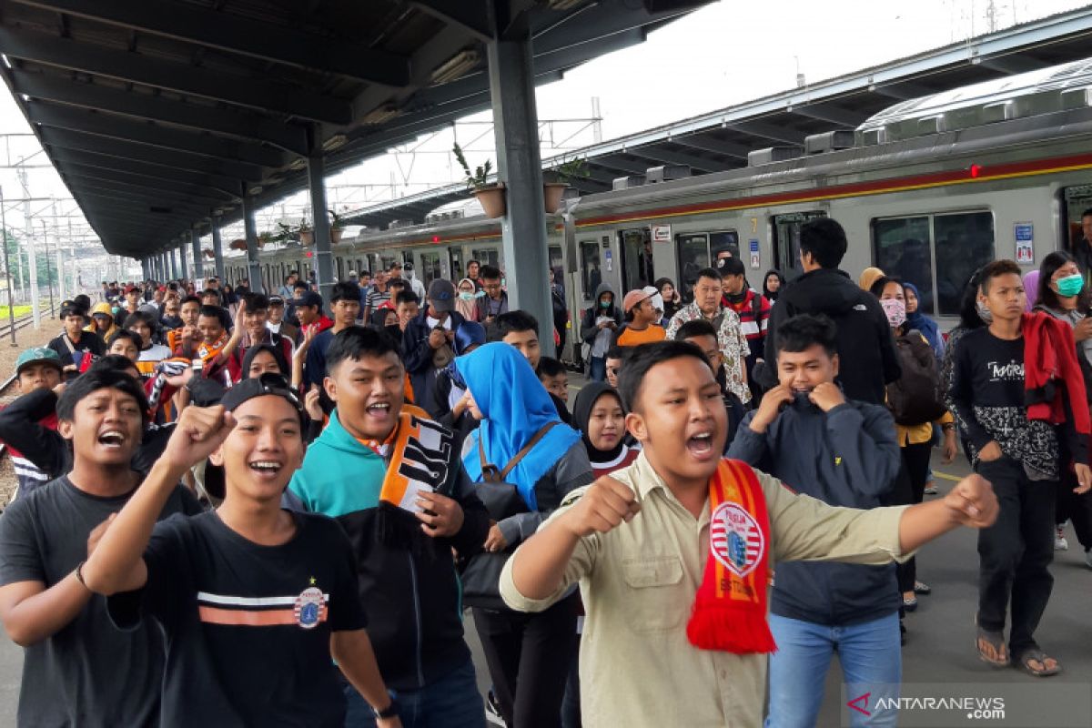 The Jakmania ramaikan KRL tujuan Bekasi