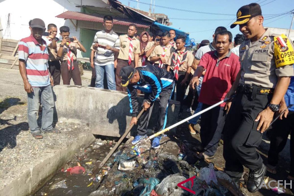 Bupati Nagan Raya gali tumpukan sampah di selokan yang tersumbat