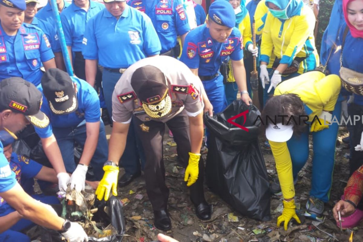 Peringati Hari Peduli Sampah, Polda bersama Warga Bersihkan Sampah di Pantai Sukaraja