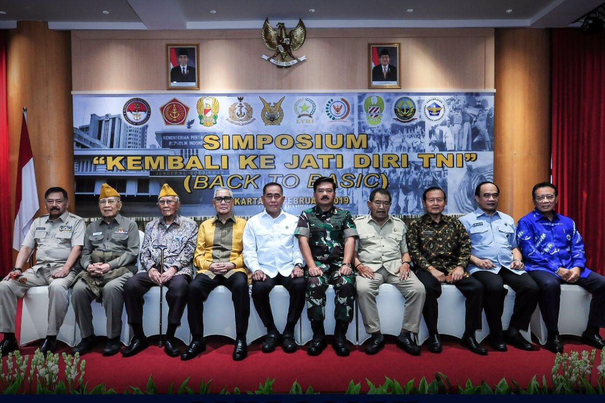 Try Sutrisno hadiri Simposium "Kembali Ke Jati Diri TNI"