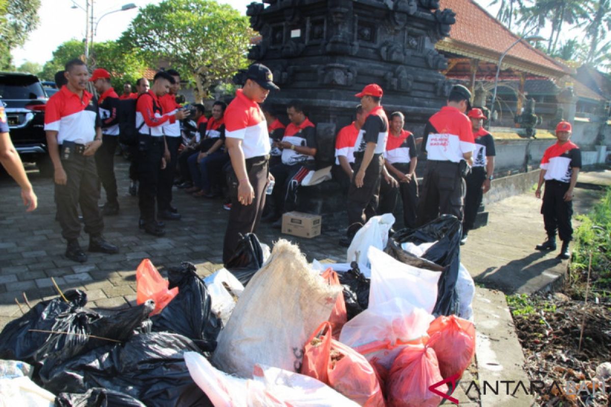 Polres Badung bersihkan sampah di Pasar Bringkit