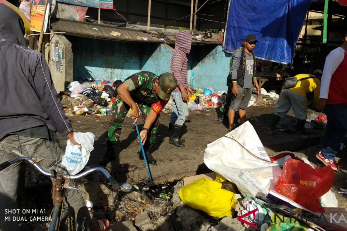 Ratusan Prajurit Korem Samarinda Bersihkan Sampah